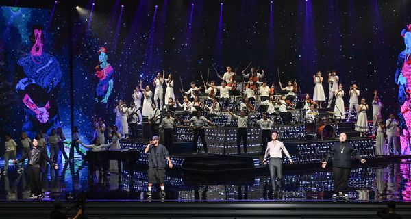 ショウズ(前列右2)のステージ(GMA提供)