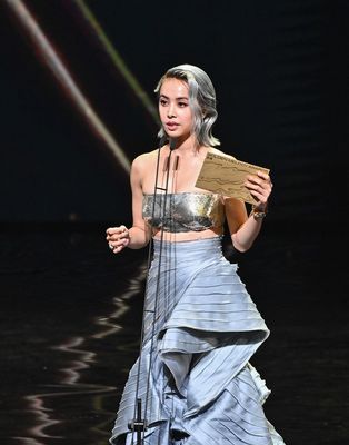 髪色とドレスをシルバーで統一して登場したプレゼンターのジョリン・ツァイ(GMA提供)