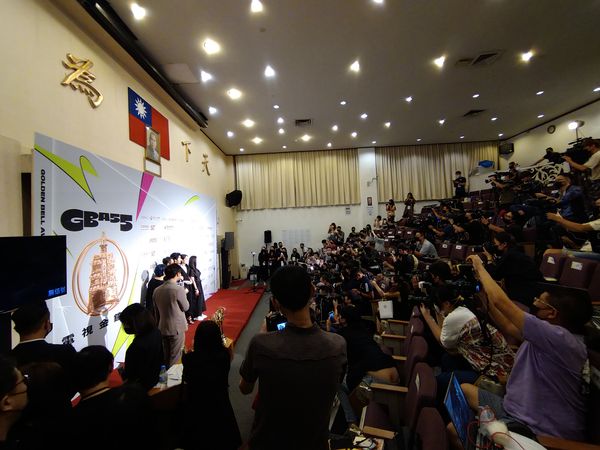 プレスエリアでの様子。客席はカメラマンで埋め尽くされた