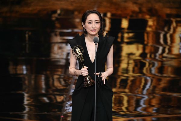 ステージで、顔をこわばらせながらスピーチするアリス・クー(金鐘奨提供)