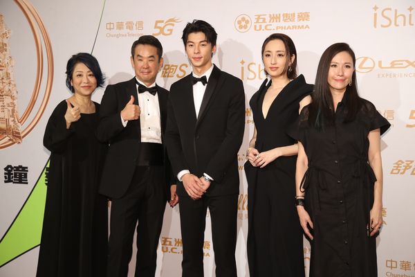 プレスルームで写真撮影に応じる「時を~」チーム