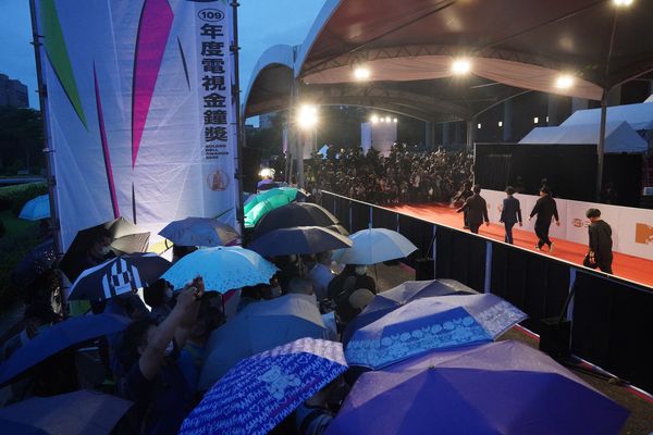 雨が降る中、レッドカーペットには多くのファンが詰めかけた