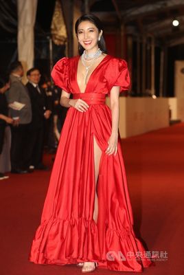 「鏡子森林」で連続ドラマ主演女優賞にノミネートされたシェリル・ヤン(楊謹華)。真っ赤なドレスで視線を集めた