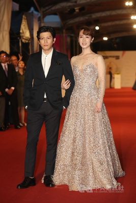 サスペンスドラマ「追兇500天」でミニドラマ主演男優賞にノミネートされたモー・ズーイー(莫子儀、左)と同主演女優賞候補のシャオシュン(小薫)