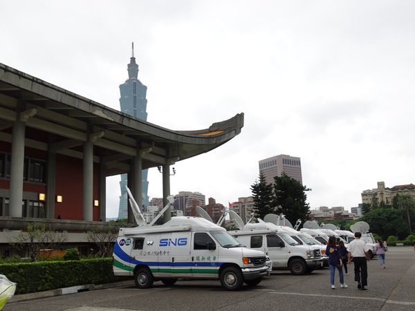 会場の外の様子。テレビ局の中継車がずらりと並ぶ