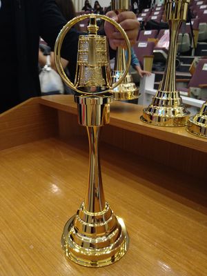 金鐘賞のトロフィー。ずしりと重みがある