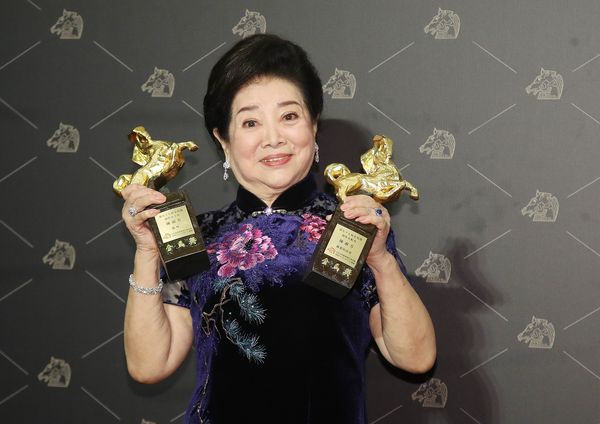 プレスルームで2つのトロフィーを手にするチェン・シューファン