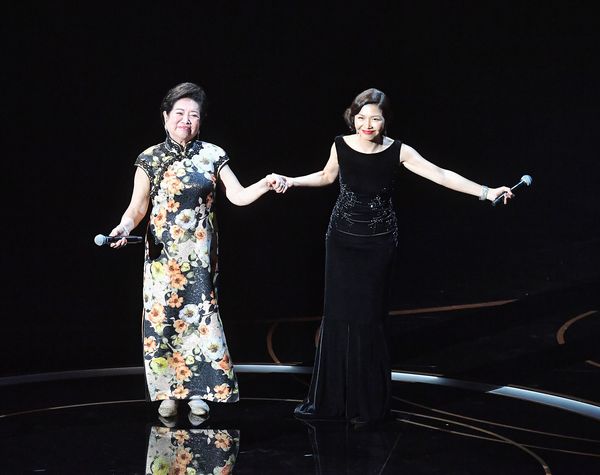 シューファンはパフォーマンスのステージにも登場し、ユー・ズーユー(于子育)が歌う「弱くて~」の主題歌に語りで参加した