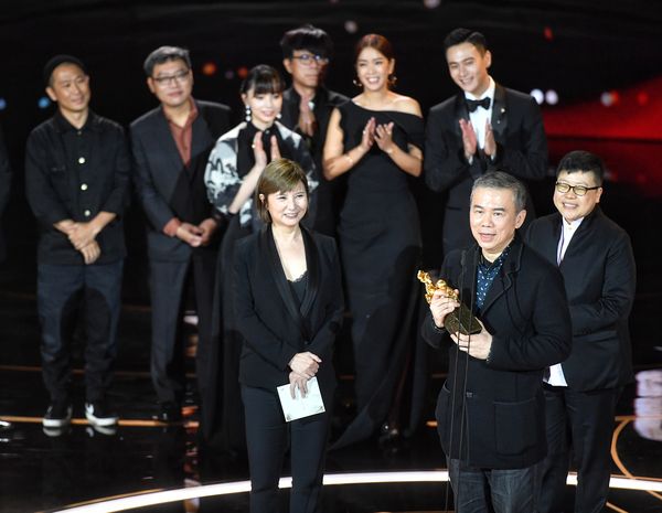 長編劇映画賞の受賞でステージに勢揃いした「消失的情人節」チーム