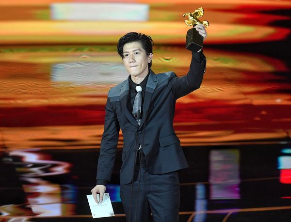 【主演男優賞:モーズーイー】「親愛的房客」で、亡くなった恋人の母親と子供を世話する同性愛者を演じたモー・ズーイー。審査員から「ほとんど完璧」と絶賛されるほどの演技で主演男優賞に輝いた。ズーイーの金馬奨受賞は初めて。同作のチェン・ヨウジエ(鄭有傑)監督などに感謝を示した上で、「この場(ステージ)に立てていることは、私が最も優秀な役者であるということを表すわけではない。先輩方がくれた気付きや養分、そして撮影チーム一丸となった努力とわずかな運のおかげでこの賞を獲得できた」と謙虚に語った。