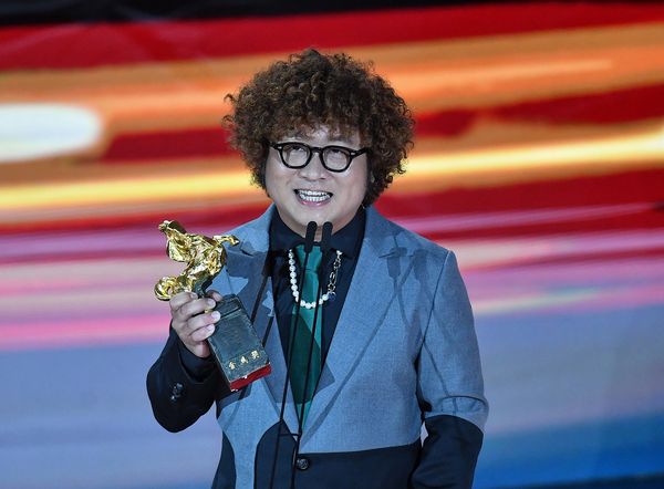 【助演男優賞:ナードウ】ナードウは、2回目の助演男優賞ノミネートにして初受賞となった。「同學麥娜絲」では、恋愛で失敗続きの冴えない男を演じ、自然な演技を見せた。チョン・モンホン(鍾孟宏)監督の「ゴッドスピード」(一路順風)で2016年の金馬奨に初ノミネートされ、俳優としての才能を広く評価されるようになったナードウは、自身を映画の世界と出会わせてくれたチョン監督に感謝した。お笑いタレントでもあるナードウはコミカルさも忘れず、観客を笑わせた。