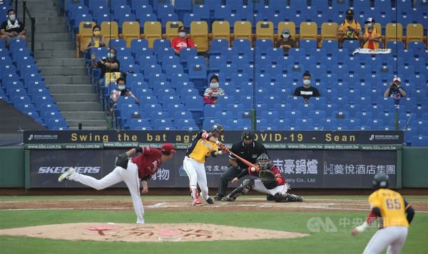 台湾プロ野球は4月12日に無観客で開幕し、5月8日からは1000人を上限に観客の受け入れを開始しました。写真は5月10日の試合の模様。観客はマスク着用で、間隔をあけて着席しました