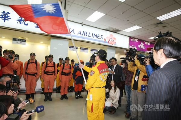 2011年、東日本大震災の発生を受け日本に出発する台湾の救助隊。台北松山空港にて。中央社資料写真