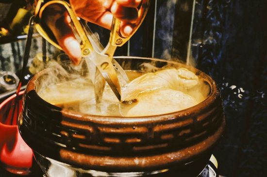 豚の腸で鶏肉を包んだ「肚包鶏鍋」＝金蓬萊遵古台菜提供