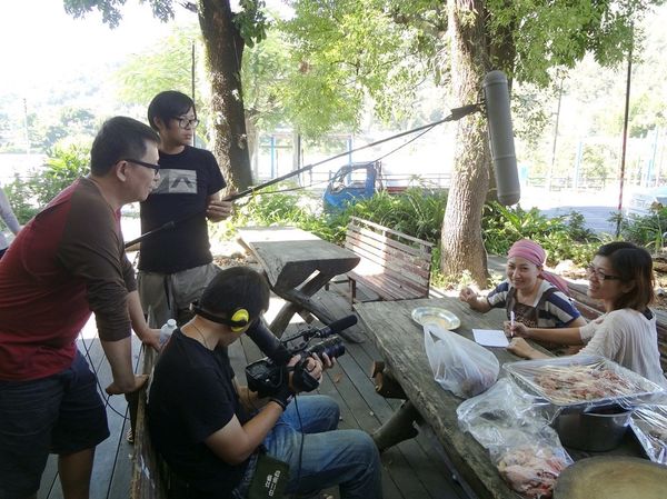 撮影現場のヤン・リージョウ監督(左1)=後場音像記録工作室提供