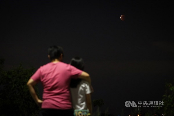 山の上に登って観賞する人々も