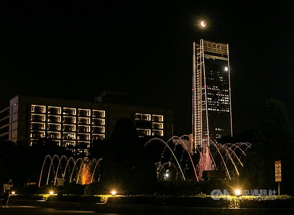 台北都心を照らすスーパームーン。形が欠けている。