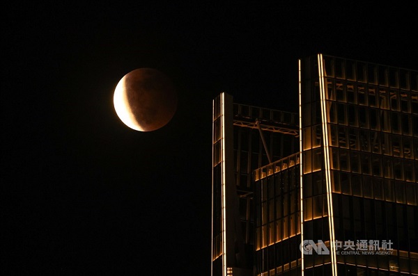 ビルと比べてもその大きさがよく分かる。