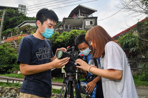 撮影に挑む台北メディアスクールの生徒たち（鄭清元撮影）
