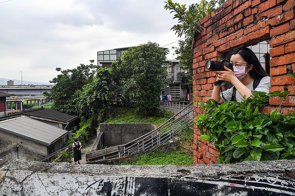 撮影に挑む台北メディアスクールの生徒（鄭清元撮影）