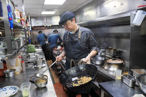 厨房に立つ博璿さん