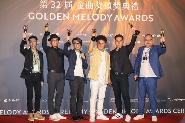 年間アルバム賞と原住民語歌手賞を受賞したサンプーイ（右3）