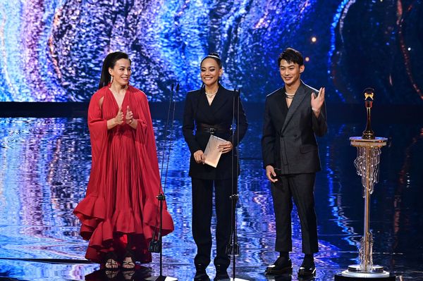年間アルバム賞のプレゼンターを務める（左から）郭婞淳選手、アバオ、楊勇緯選手（台視提供）