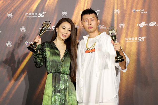 華語男性歌手賞を受賞したドゥー・ジェンシー（右）と同女性歌手賞を受賞したヒビ・ティエン