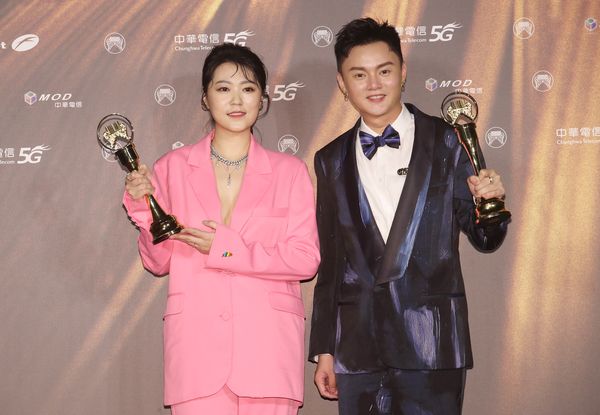 台湾語男性歌手賞を受賞したシュー・フーカイ（許富凱、右）と同女性歌手賞受賞のツァオ・ヤーウェン（曹雅雯）