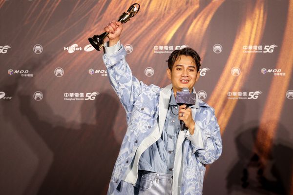 客家語歌手賞を受賞したロー・ウェンユー