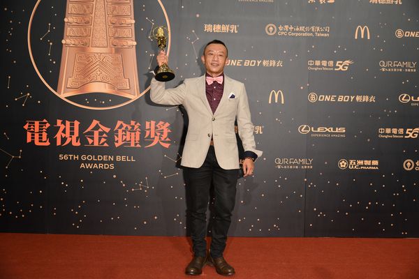 監督賞受賞後、プレスルームでトロフィーを掲げるヤン・ヤーチェ監督（三立テレビ提供）