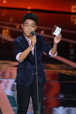 ステージで連続ドラマ新人賞の受賞スピーチをするリー・イーチャオ（李奕樵）＝三立テレビ提供