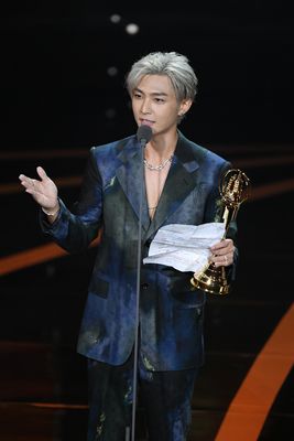 バラエティー番組司会者賞を受賞したアーロン（三立テレビ提供）