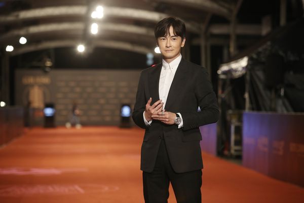 レッドカーペットを歩くジョセフ・チェン