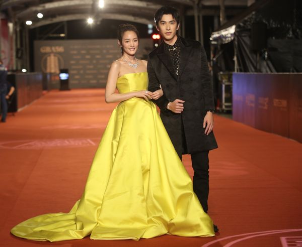 レッドカーペットに2ショットで登場したワン・ジンとツォン・ジンホア。式典では別々にプレゼンターを務めた。