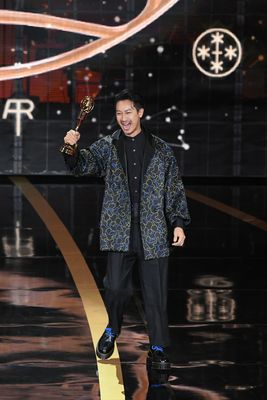 連続ドラマ助演男優賞を受賞し、ステージで喜びを爆発させるDarren