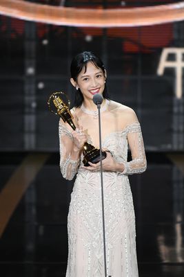 連続ドラマ助演女優賞を受賞したジエン・マンシュー