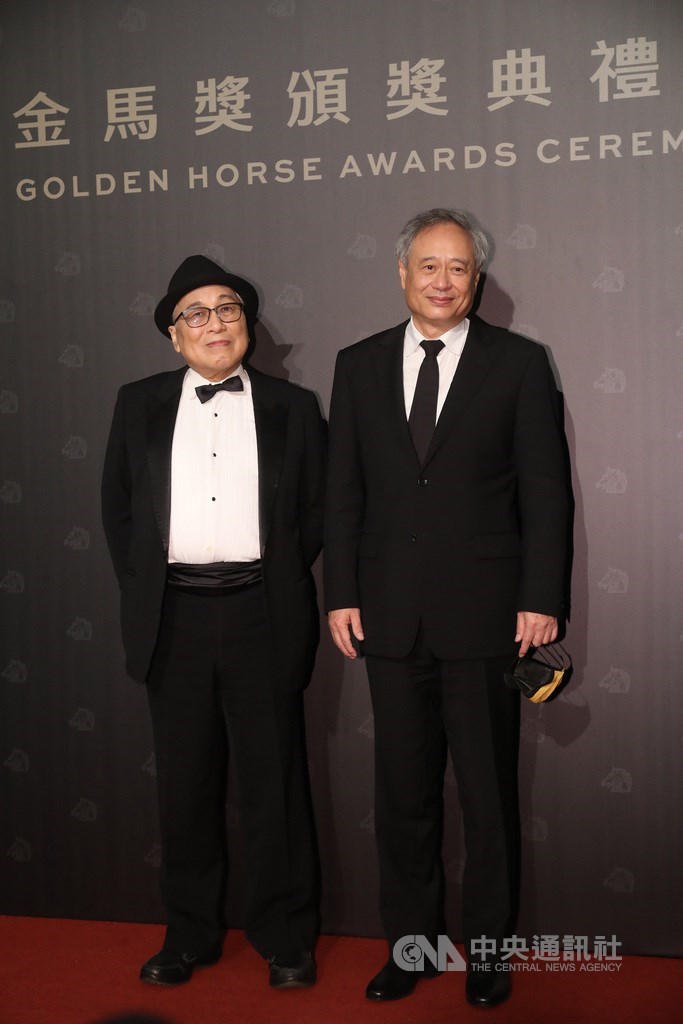 授賞式の終了後、プレスルームであいさつする台北金馬映画祭実行委員会主席のアン・リー監督(右)と今回の審査委員長を務めた映画評論家のホアン・ジェンイエ(黄建業、左)=中央社記者呉家昇撮影 2021年11月27日