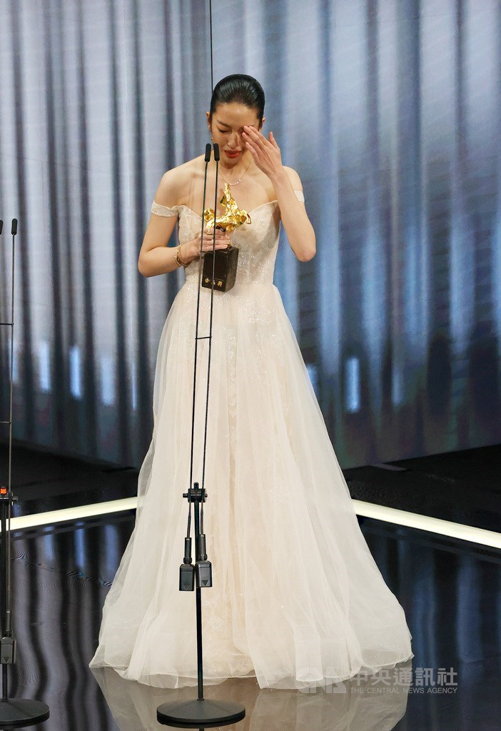 助演女優賞のスピーチで涙を見せるワン・ユーシュエン=中央社記者鄭清元撮影 2021年11月27日