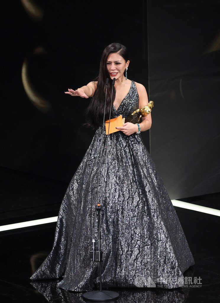 「我這個人」で歌曲賞を受賞したイブ・アイ=中央社記者鄭清元撮影 2021年11月27日