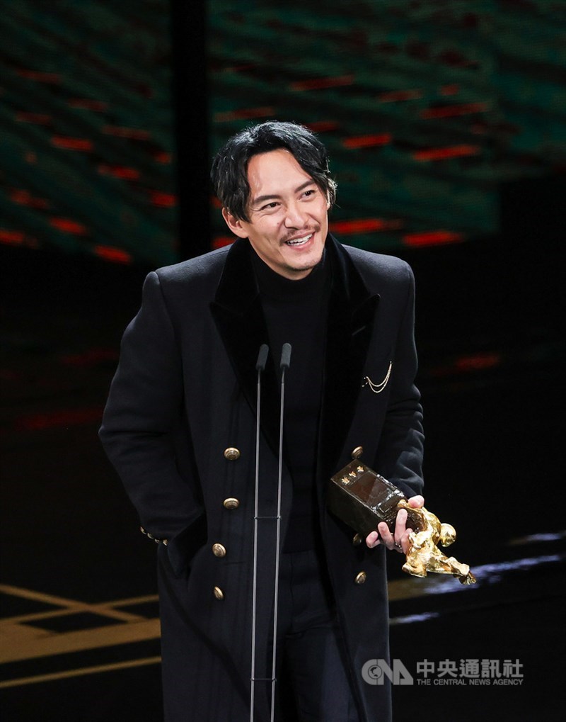主演男優賞を受賞し、笑顔でスピーチするチャン・チェン=中央社記者鄭清元撮影 2021年11月27日