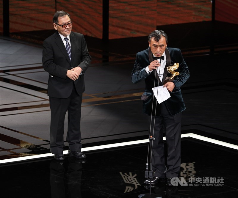 年間台湾傑出映画人を受賞したフランク・チェン(右)=中央社記者鄭清元撮影 2021年11月27日