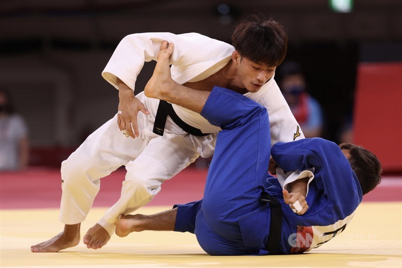 東京五輪柔道男子60キロ級で銀メダルを獲得した楊勇緯選手(左)。台湾柔道界に初の五輪メダルをもたらした。=写真は準決勝、フランスのルカ・ムハイジェ選手との対戦(中央社記者呉家昇撮影 2021年7月24日)