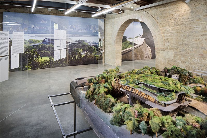 2018年にフランスで開催した特別展の展示(田中央工作群提供)