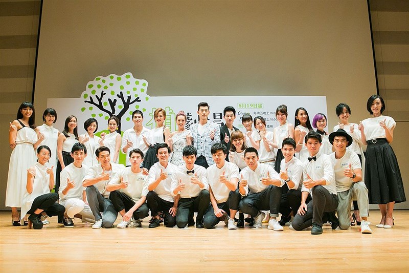 2016年に行われた「植劇場」記者会見。同プロジェクトで育成した新人俳優24人が出席した（拙八郎提供）