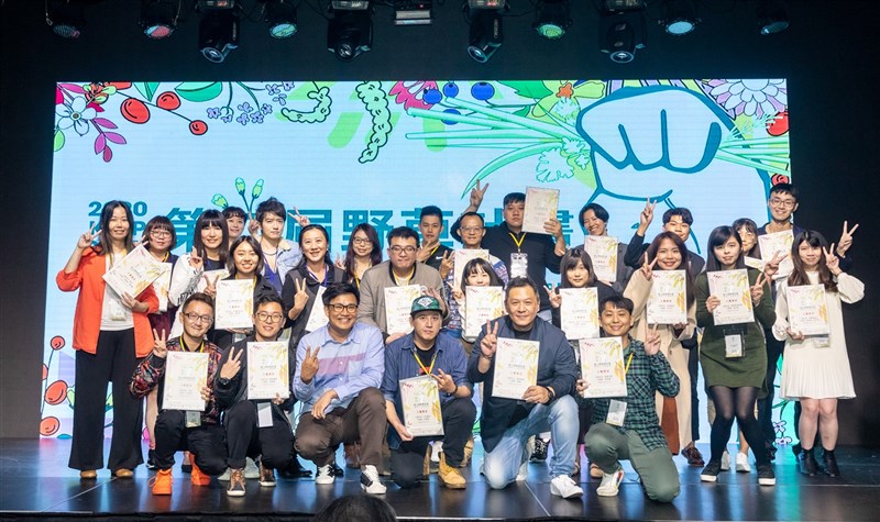 2020年に開かれた第2回「野草プロジェクト－脚本・監督人才創意戦」の受賞者ら（英雄旅程提供）