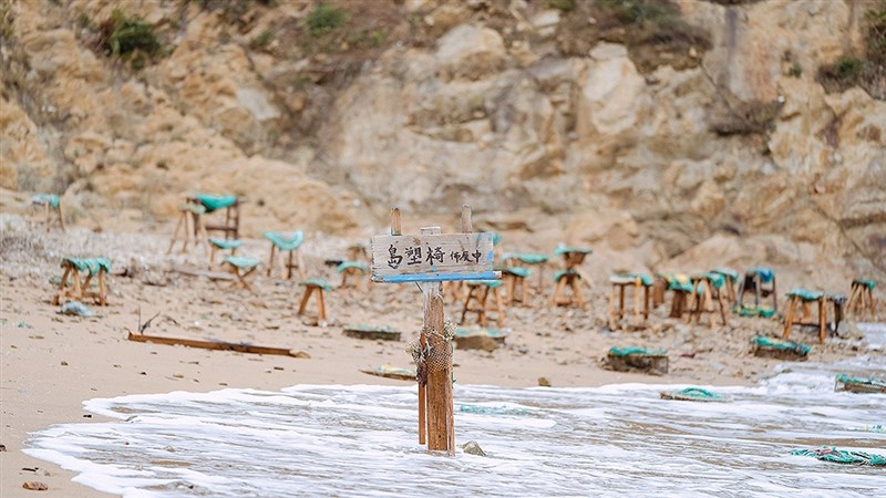 椅子に腰掛けると、海をより近くに感じることができる(MATSU BIENNAL提供)