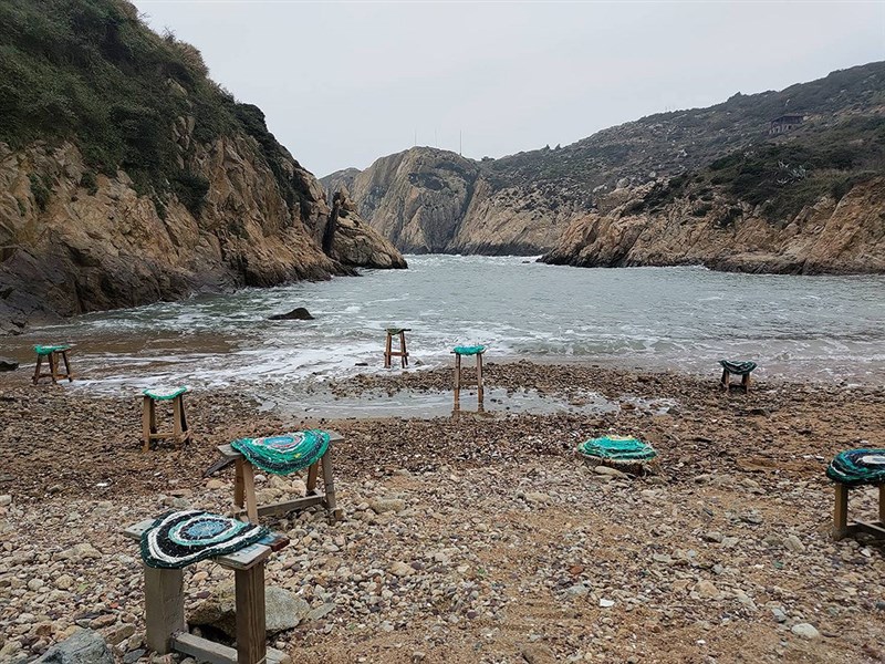 神秘の湾を舞台にした芸術作品「Have an ISLAND SEAT」(島塑椅)王宝児撮影
