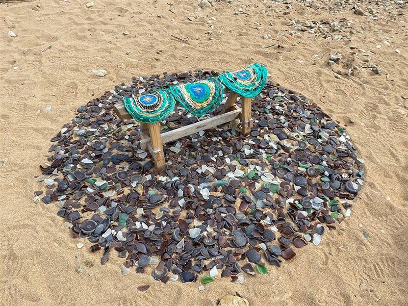 ごみで作り上げた椅子(楊芳宜さん提供)