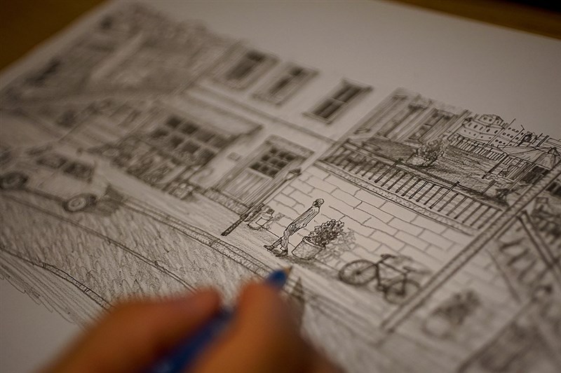 鋭い線で構成された柳さんの絵(攝影:裴禛)